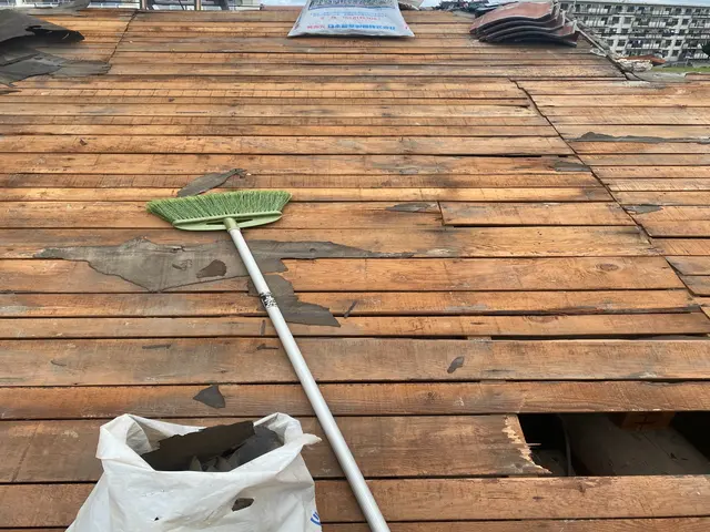 「経験20年の瓦工事の専門職が雨漏りを完全ストップ！写真報告で安心の透明作業」サービスの画像