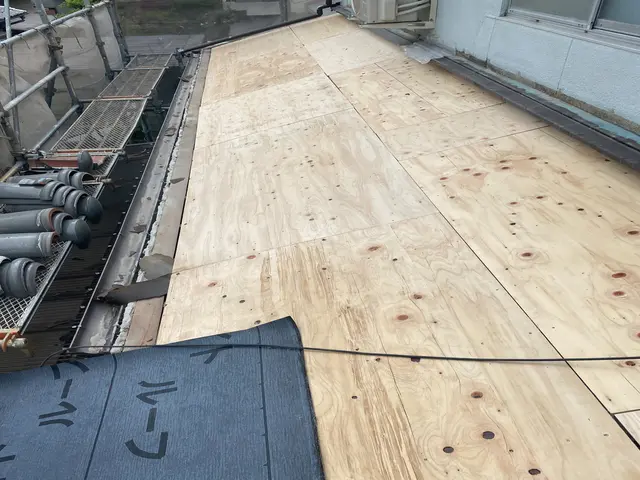 「経験20年の瓦工事の専門職が雨漏りを完全ストップ！写真報告で安心の透明作業」サービスの画像