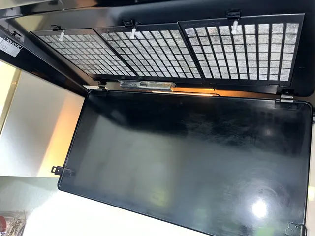 【分解洗浄で奥まで掃除】油汚れ・匂いも落として換気アップ⇧サービスの画像