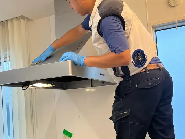 【分解洗浄で奥まで掃除】油汚れ・匂いも落として換気アップ⇧サービスの画像