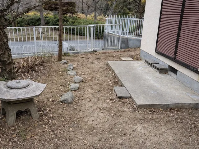 草むしり（手作業）｜ご近所に配慮した静かな作業サービスの画像