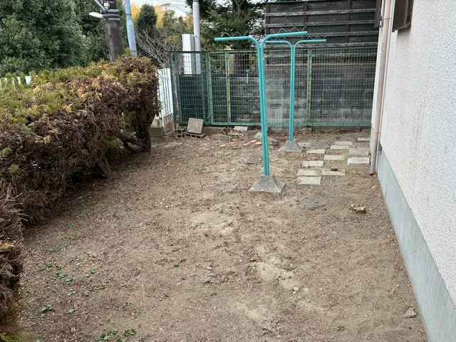 草むしり（手作業）｜ご近所に配慮した静かな作業サービスの画像