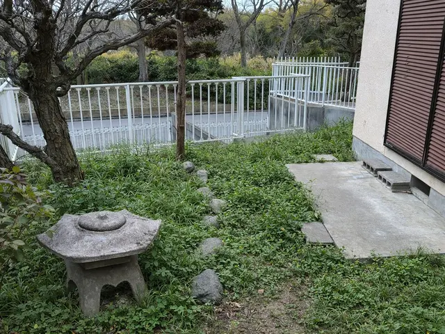 草むしり（手作業）｜ご近所に配慮した静かな作業サービスの画像