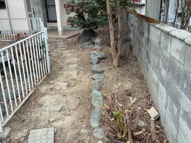 草むしり（手作業）｜ご近所に配慮した静かな作業サービスの画像