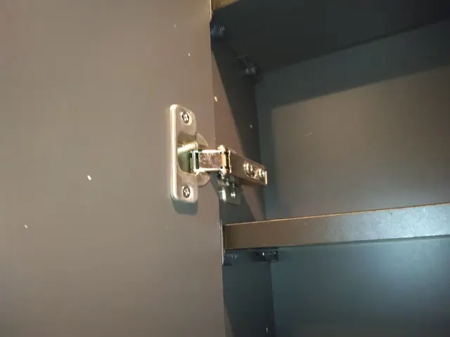 ドア修理、クローゼット修理、キッチン扉修理、折れ戸修理、引き戸修理◎一ヶ月保証サービスの画像