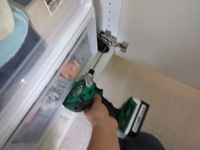 ドア修理、クローゼット修理、キッチン扉修理、折れ戸修理、引き戸修理◎一ヶ月保証サービスの画像