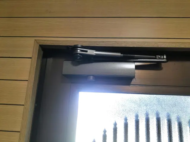 ※穴補修対象外※クローゼット開き戸や室内ドアの蝶番ドアクローザー調整や交換も可能サービスの画像