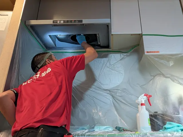 レンジフード内部の頑固な油汚れもKIREIにいたしますサービスの画像