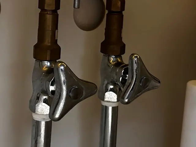 水漏れの修理を致します！蛇口水漏れ、排水水漏れ、漏水なら保険対応店の弊社にお任せサービスの画像