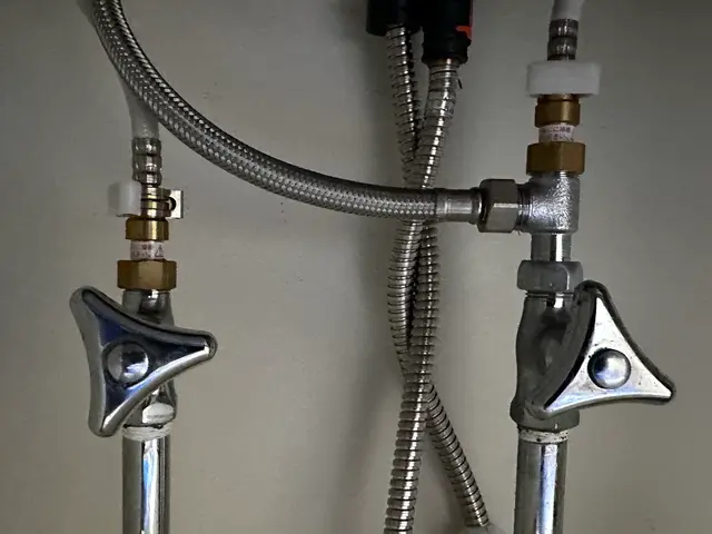 水漏れの修理を致します！蛇口水漏れ、排水水漏れ、漏水なら保険対応店の弊社にお任せサービスの画像