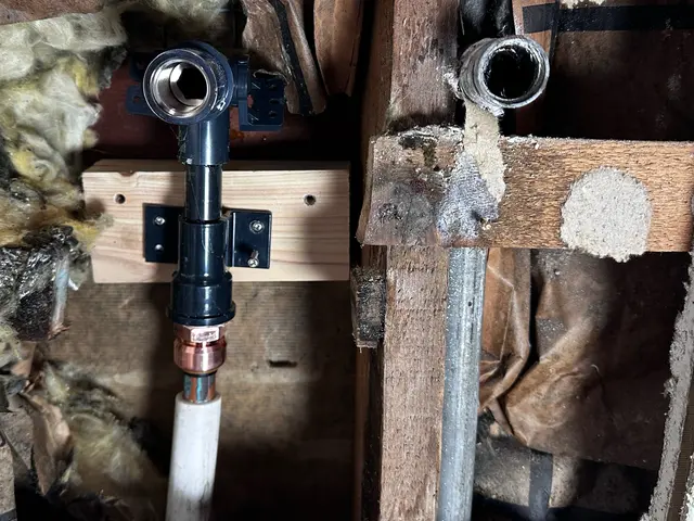 水漏れの修理を致します！蛇口水漏れ、排水水漏れ、漏水なら保険対応店の弊社にお任せサービスの画像