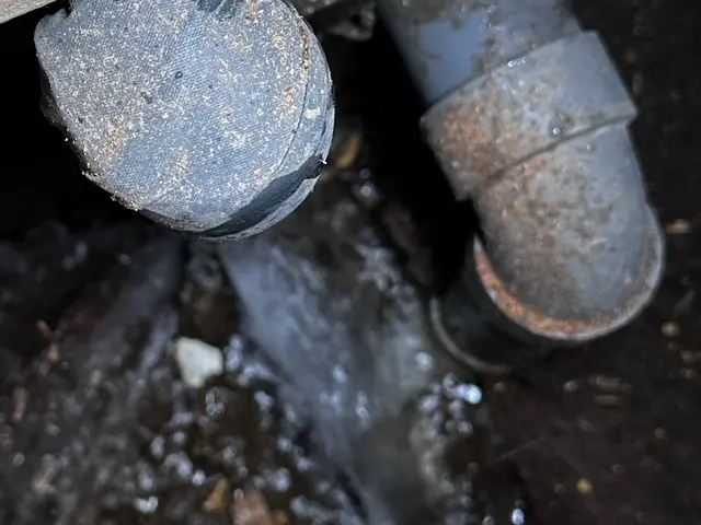 水漏れの修理を致します！蛇口水漏れ、排水水漏れ、漏水なら保険対応店の弊社にお任せサービスの画像