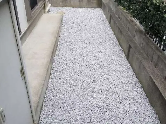 様々なランクの防草シート用意しております。その上に砂利等も施工可能です。サービスの画像