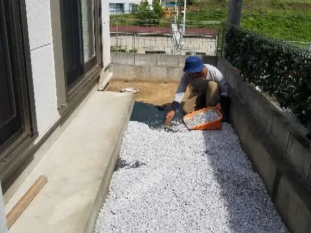 様々なランクの防草シート用意しております。その上に砂利等も施工可能です。サービスの画像