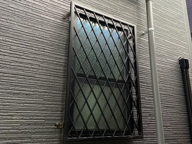 ★目隠しルーバーで防犯対策★窓面格子取付★コスパGOOD★火災保険が使えるかも？サービスの画像