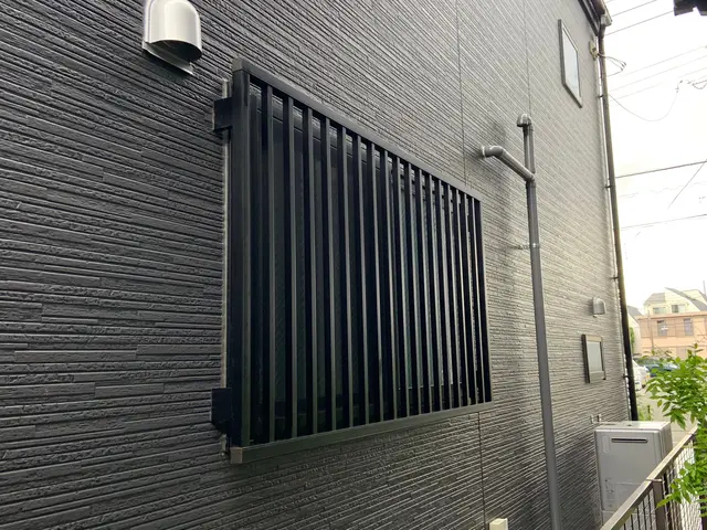★目隠しルーバーで防犯対策★窓面格子取付★コスパGOOD★火災保険が使えるかも？サービスの画像