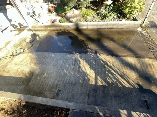 駐車場の高圧洗浄になります。サービスの画像