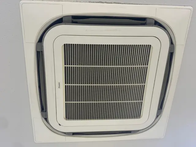 【4方向業務用天井埋め込みエアコン】※高圧洗浄※損害保険加入済み※口コミ多数サービスの画像