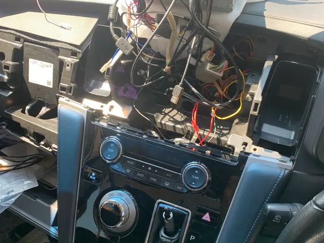 フリップダウンモニターの取り付けサービスの画像