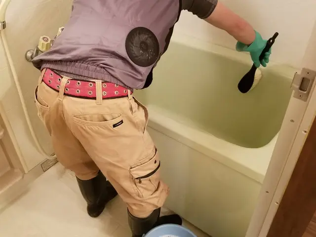 【お風呂清掃】エプロン内部も作業します！浴槽・壁・床・扉・鏡等の汚れを綺麗に！サービスの画像