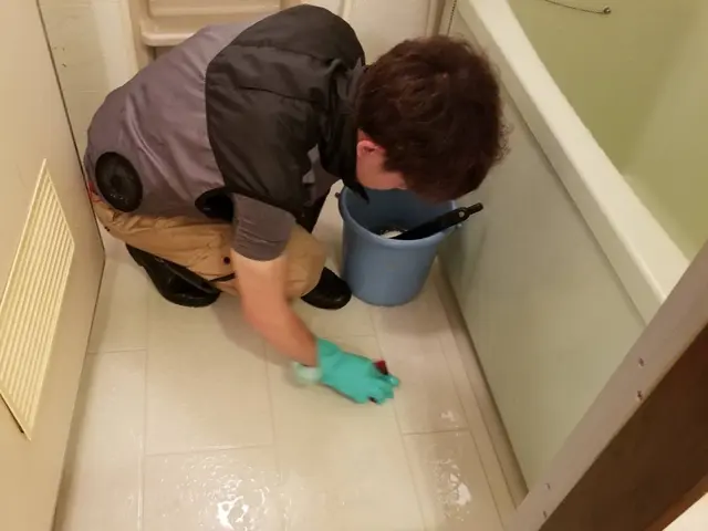 【お風呂清掃】エプロン内部も作業します！浴槽・壁・床・扉・鏡等の汚れを綺麗に！サービスの画像