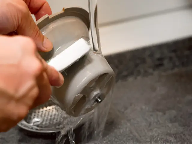 【お風呂清掃】エプロン内部も作業します！浴槽・壁・床・扉・鏡等の汚れを綺麗に！サービスの画像