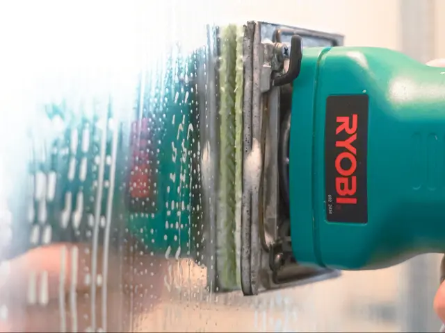 【お風呂清掃】エプロン内部も作業します！浴槽・壁・床・扉・鏡等の汚れを綺麗に！サービスの画像