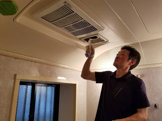 【お風呂清掃】エプロン内部も作業します！浴槽・壁・床・扉・鏡等の汚れを綺麗に！サービスの画像