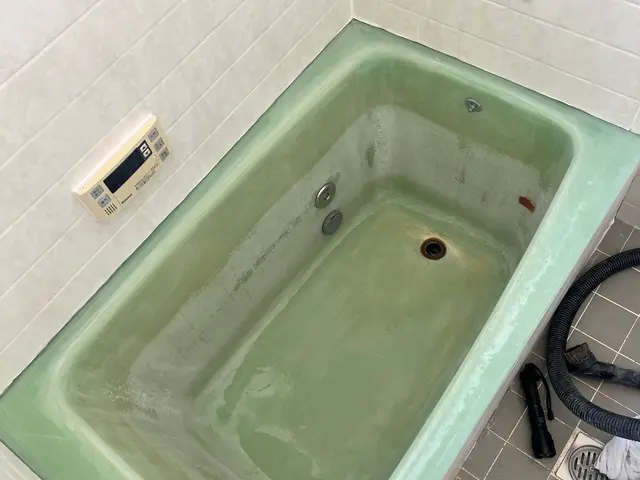 賃貸オーナー必見！オリジナル特殊塗料でピカピカに！傷や変色した浴槽を吹付塗装！サービスの画像