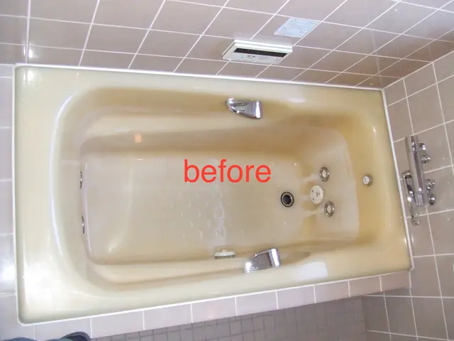 賃貸オーナー必見！オリジナル特殊塗料でピカピカに！傷や変色した浴槽を吹付塗装！サービスの画像