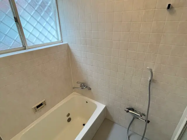 賃貸オーナー必見！オリジナル特殊塗料でピカピカに！傷や変色した浴槽を吹付塗装！サービスの画像