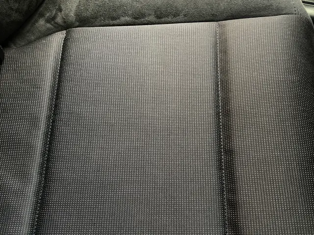 プロの車内清掃、シートクリーニングで落ちなかったシミも見違えるほど綺麗に！サービスの画像