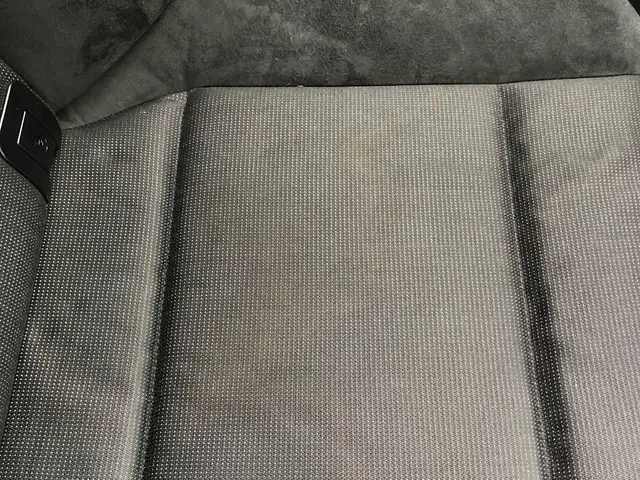 プロの車内清掃、シートクリーニングで落ちなかったシミも見違えるほど綺麗に！サービスの画像