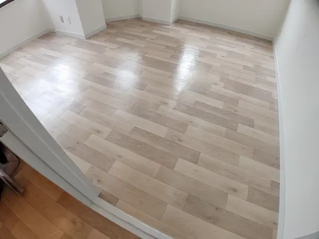 【フロアタイル】形状に合わせた加工カット、畳/絨毯の上、賃貸もご相談ください☆彡サービスの画像