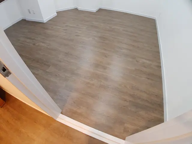 【フロアタイル】形状に合わせた加工カット、畳/絨毯の上、賃貸もご相談ください☆彡サービスの画像