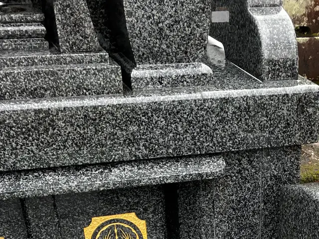 安心ときれいをご提供致します　墓石周辺清掃無料サービス　自社施工ですサービスの画像