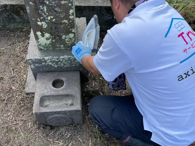 安心ときれいをご提供致します　墓石周辺清掃無料サービス　自社施工ですサービスの画像