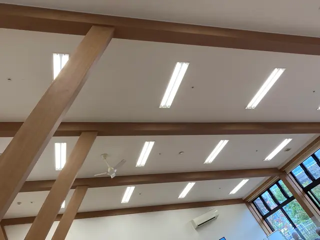 高所の電球交換ならお任せ下さい！夜間・早朝対応可能！店舗も◎サービスの画像