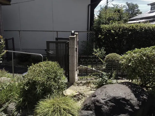 チェンソー、脚立、ロープを使い伐採します。その後、軽トラやダンプで産廃場まで運搬サービスの画像