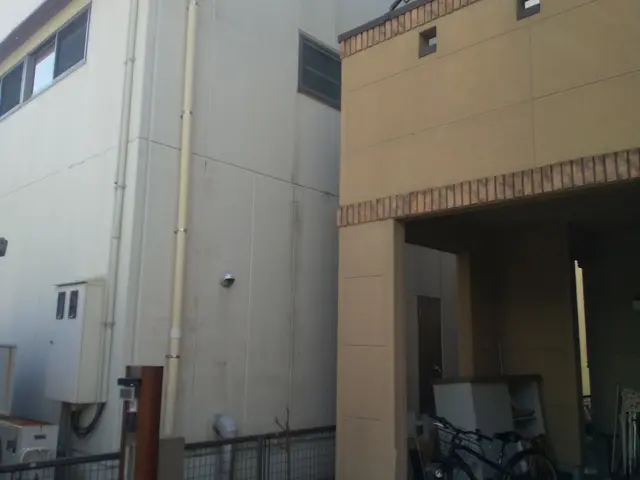 チェンソー、脚立、ロープを使い伐採します。その後、軽トラやダンプで産廃場まで運搬サービスの画像