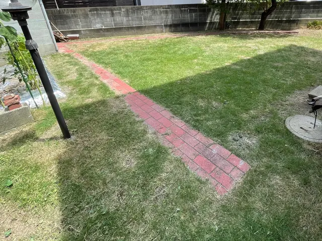 伸びきった草たちを一度しっかり刈り取りましょう！！サービスの画像