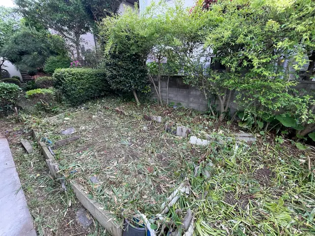 伸びきった草たちを一度しっかり刈り取りましょう！！サービスの画像