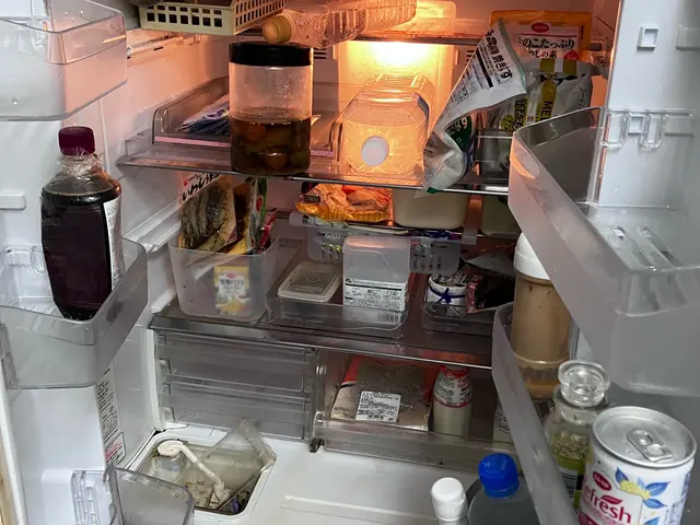 詰め込まれた冷蔵庫を整理します。コテコテの汚れをキレイにします。サービスの画像