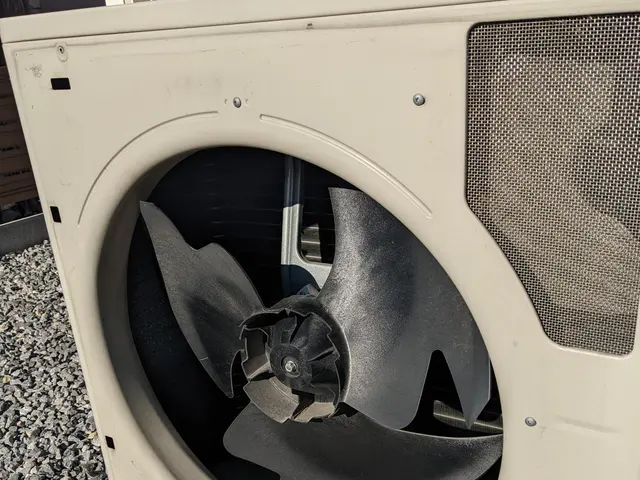 蜘蛛の巣　ゴキ◯リ…ベランダのヌメリやカビ　この際プロにまかせてスッキリ解決！！サービスの画像