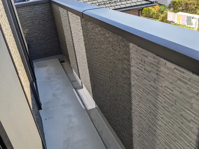 蜘蛛の巣　ゴキ◯リ…ベランダのヌメリやカビ　この際プロにまかせてスッキリ解決！！サービスの画像