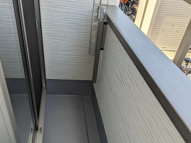 蜘蛛の巣　ゴキ◯リ…ベランダのヌメリやカビ　この際プロにまかせてスッキリ解決！！サービスの画像