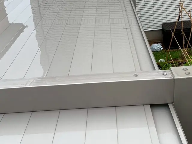 業務用高圧で汚れリセット！カーポート洗浄で、視界も気分もスッキリ！サービスの画像