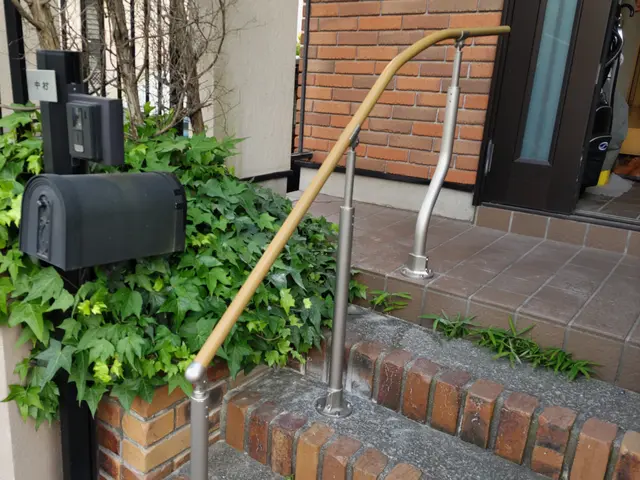 いつまでも安心して使えるよう施工します！手摺りの取り付けは当店にお任せください！サービスの画像