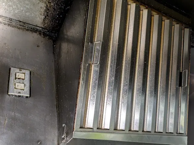 【飲食店様向け】油汚れ洗浄のプロがベトベトになったダクトを徹底洗浄いたします！サービスの画像