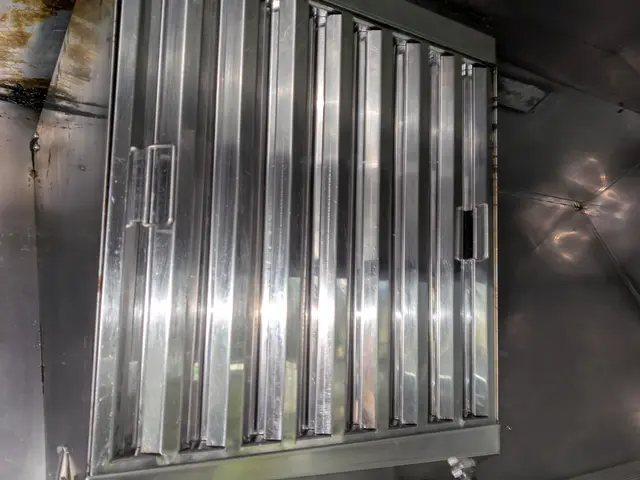 【飲食店様向け】油汚れ洗浄のプロがベトベトになったダクトを徹底洗浄いたします！サービスの画像
